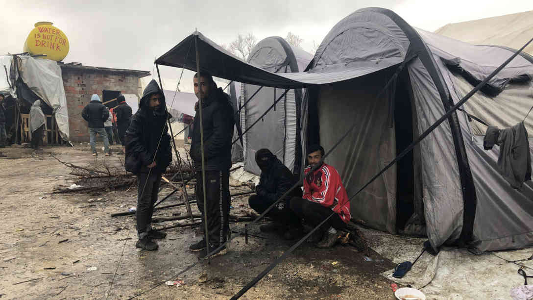 Im Flüchtlingscamp Vucjak gibt es keinen Strom und auch kein fließendes Wasser. Foto: BR | Eldina Jasarevic