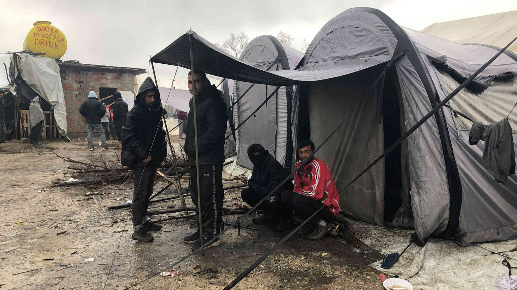 Im Flüchtlingscamp Vucjak gibt es keinen Strom und auch kein fließendes Wasser. Foto: BR | Eldina Jasarevic