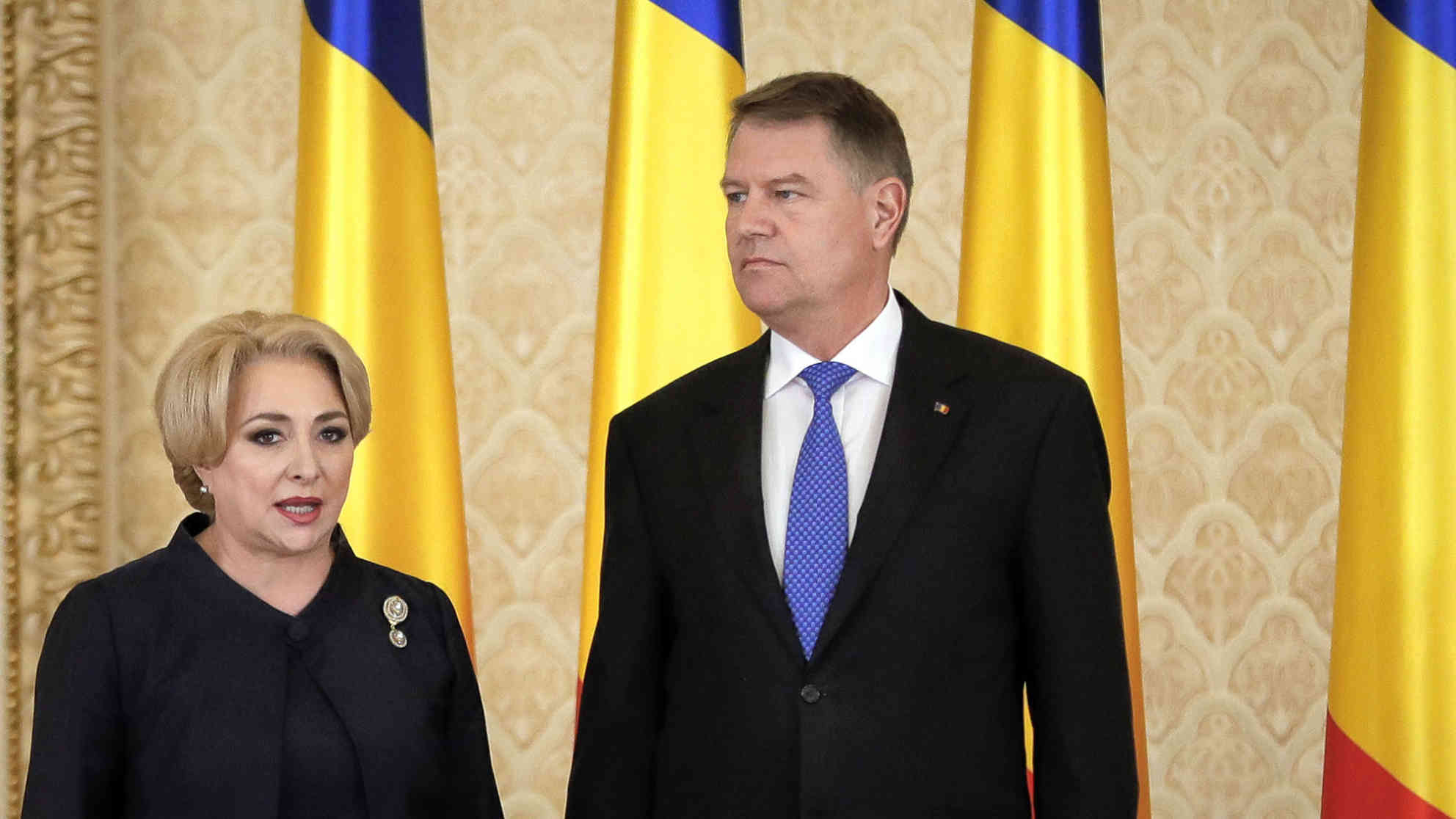 Ein Bild aus alten Zeiten: Die ehemalige rumänische Ministerpräsidentin und jetzige Präsidentschaftskandidatin Viorica Dancila (li.) und der rumänische Präsident Klaus Iohannis bei der Vereidigung der rumänischen Regierung im Januar 2018. Foto: picture alliance | AP Photo