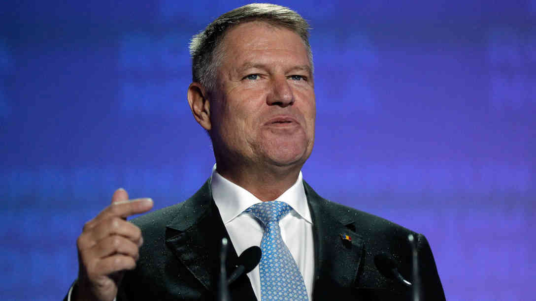 Der rumänische Präsident Klaus Iohannis erhielt im ersten Wahlgang der Präsidentschaftswahlen am 10. Nov. 2019 rund 37% der Stimmen. Am 24. Nov. 2019 trifft er in der Stichwahl auf die ehemalige Regierungschefin Viorica Dancila. Foto: picture alliance | Photoshot