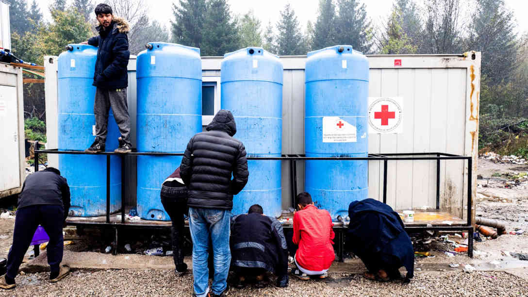 Im Lager Vucjak gibt es kein fließendes Wasser. Die Menschen sind auf tägliche Wasserlieferungen angewiesen. Foto: BR | Srdjan Govedarica