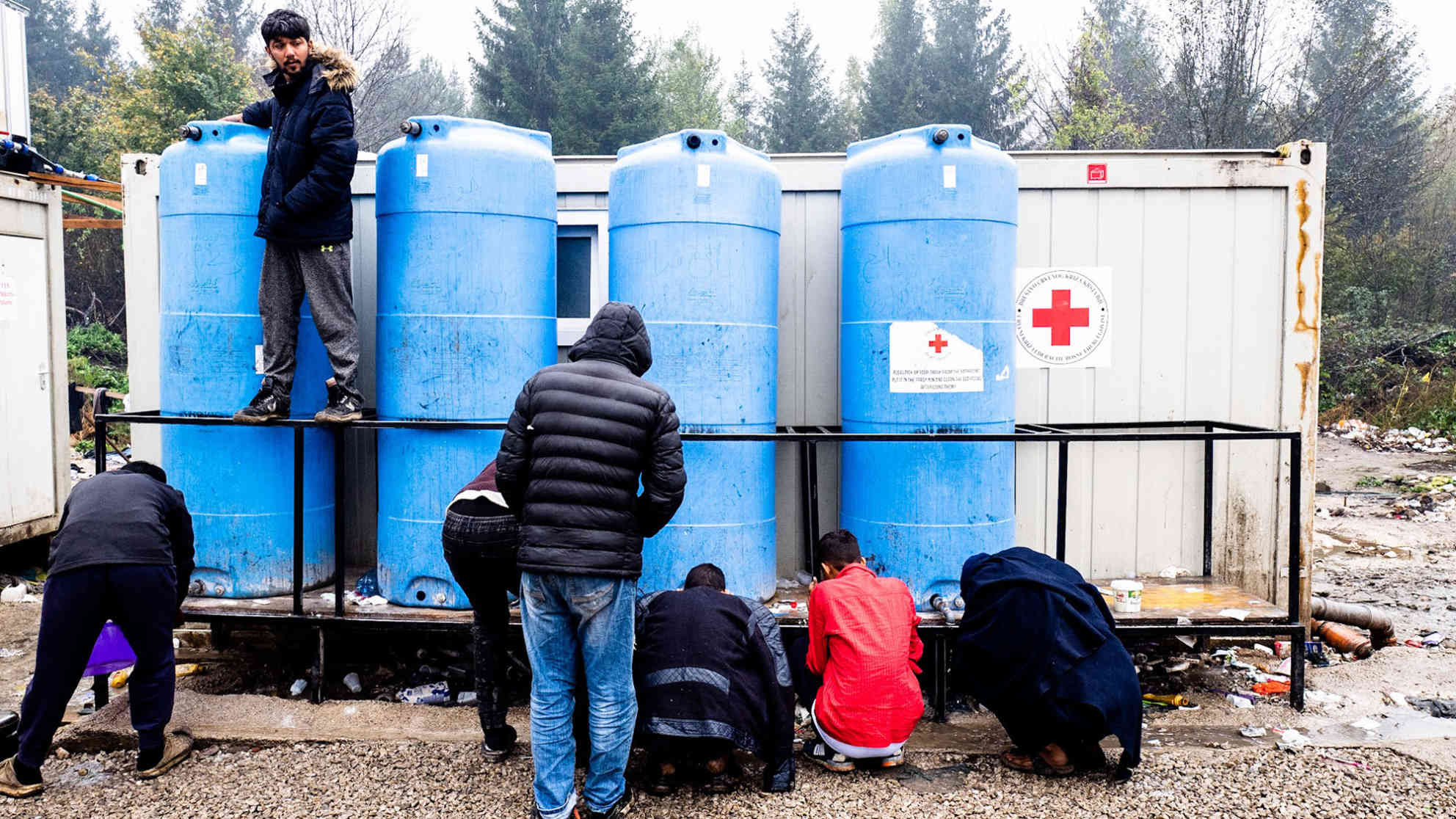 Im Lager Vucjak gibt es kein fließendes Wasser. Die Menschen sind auf tägliche Wasserlieferungen angewiesen. Foto: BR | Srdjan Govedarica