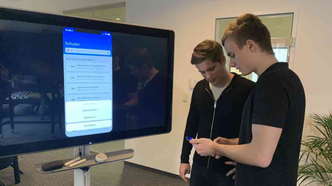 Benjamin Hadrigan (re.) hat die App Lernsieg erfunden mit der Schüler ihre Lehrer bewerten können und Michael Steiner (li.)hat sie mit seiner Firma 'All about Apps' entwickelt. Foto: BR | Christian Limpert