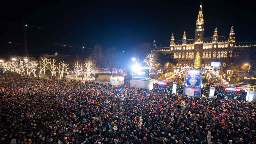 Zahlreiche Wiener und Touristen feiern am Montag, 31. Dezember 2018, den Jahreswechsel 2018/19 am Silvesterpfad beim Rathausplatz in Wien. Foto: picture alliance/APA/picturedesk.com
