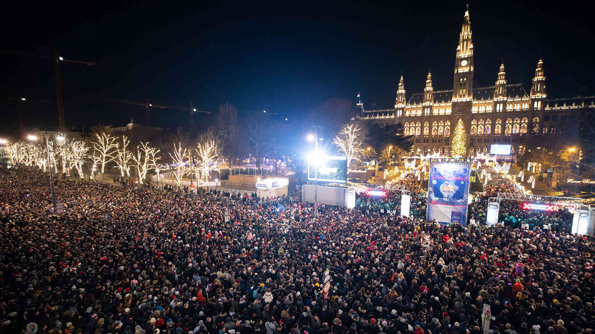 Zahlreiche Wiener und Touristen feiern am Montag, 31. Dezember 2018, den Jahreswechsel 2018/19 am Silvesterpfad beim Rathausplatz in Wien. Foto: picture alliance/APA/picturedesk.com