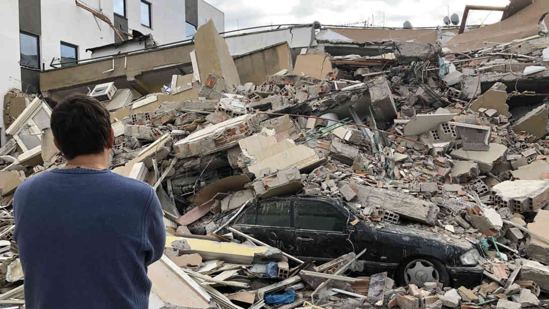 'Es ist eine Katastrophe', murmelt dieser Mann vor einem eingestürzten Haus in Durres. Foto: BR | Andrea Beer