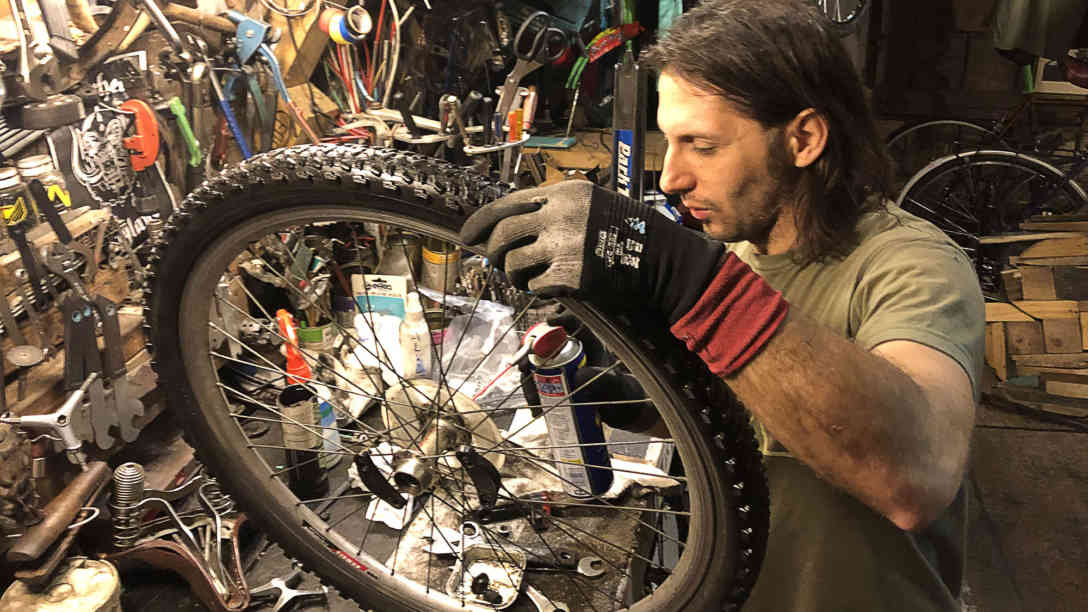 Seit drei Jahren repariert Kalman Racz alte Fahrräder und gibt sie an gemeinnützige Organisationen weiter – insgesamt konnte er bereits an die 600 Räder spenden. Foto: BR | Attila Poth