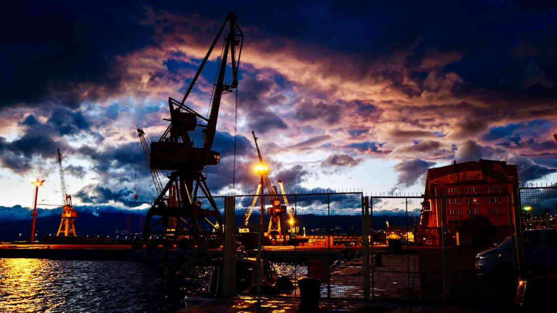 Rijekas Hafen ist in der Abenddämmerung ein geradezu magischer Ort. Foto: BR | Srdjan Govedarica
