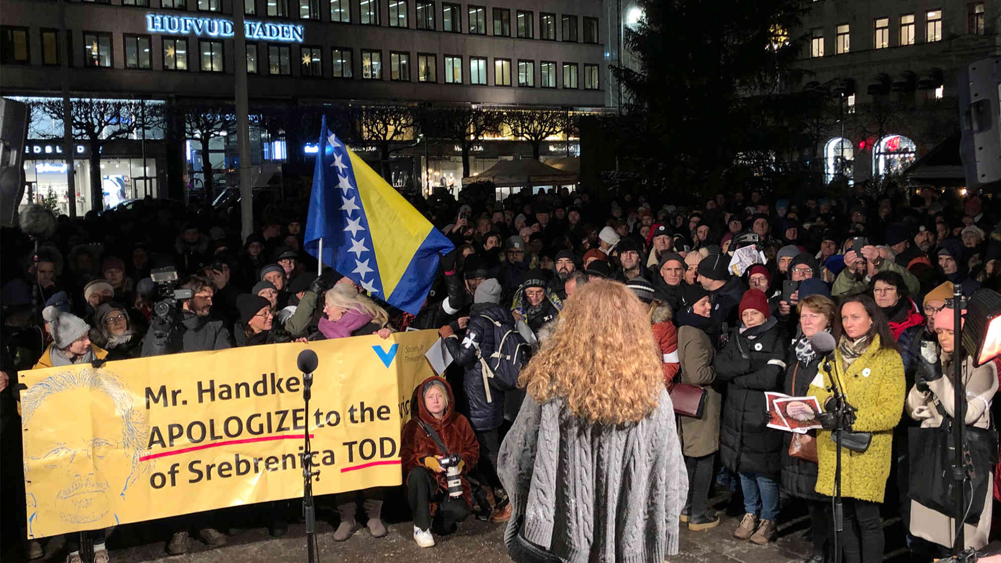 Kritik am Nobelpreis für Peter Handke reißt nicht ab - Demonstration gegen die Vergabe des Literaturnobelpreises 2019 an Peter Handke auf dem Norrmalmstorg in Stockholm Foto: Steffen Trumpf/dpa/Picture alliance