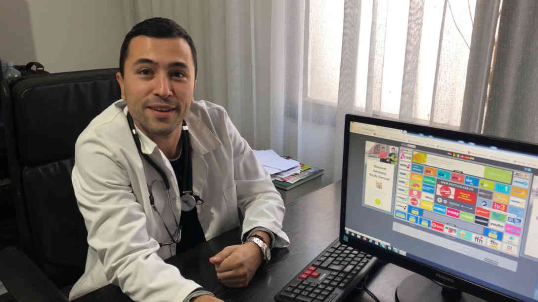 Dr. Ljubisa Stojmirovksi lernt auch mithilfe von deutschen Radiosendern die Sprache. Foto: BR | Schaban Bajrami