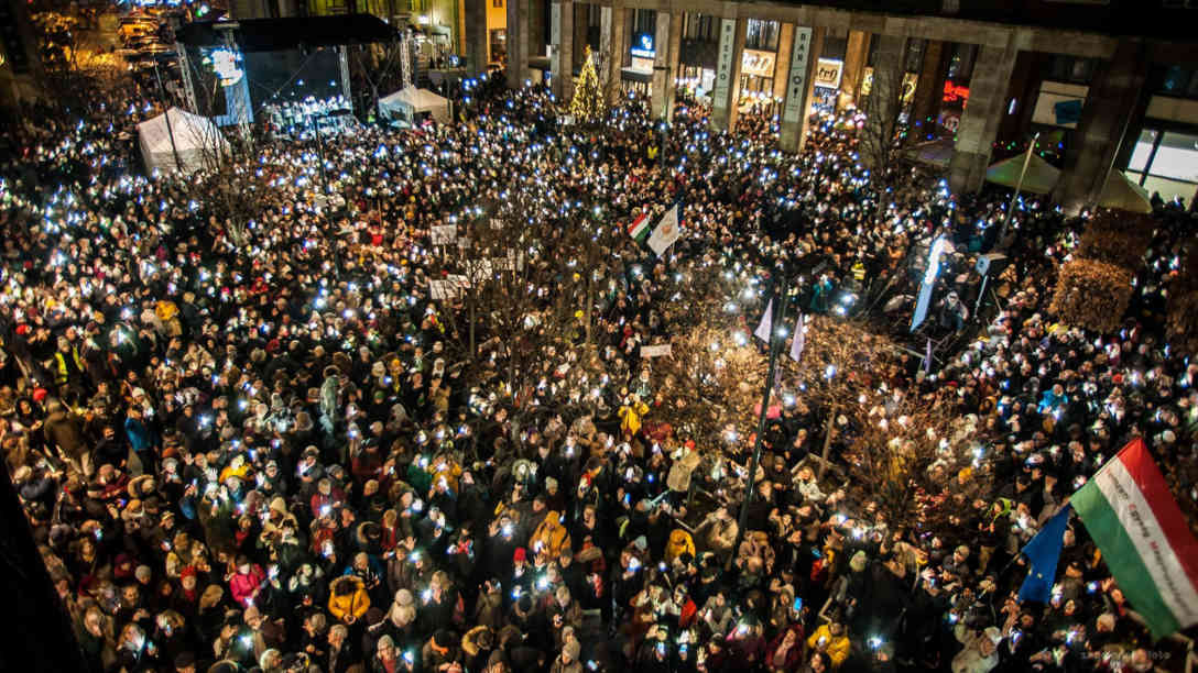 Montagabend, 09.12.2019: Tausende Menschen demonstrierten in Budapests Innenstadt gegen das neue Kulturgesetz. Foto: István Znamenák