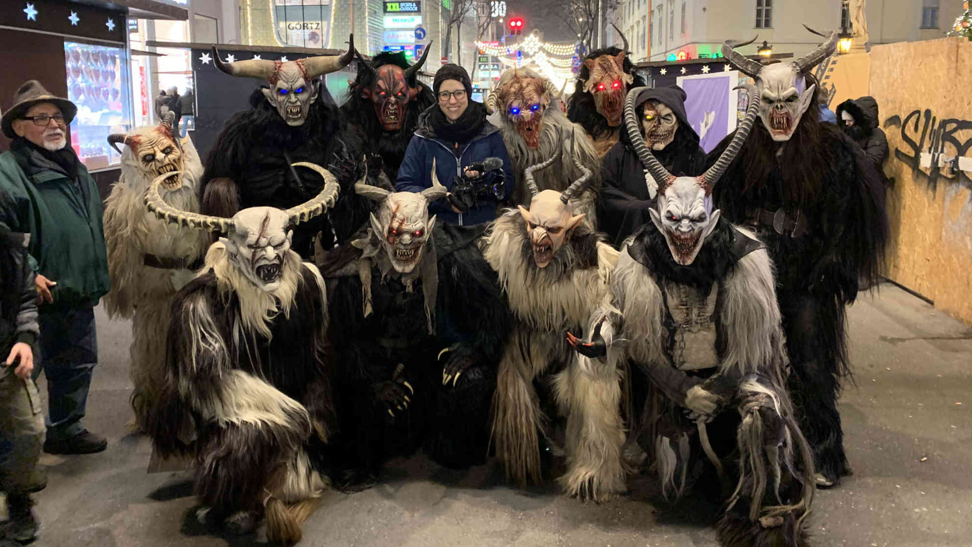 Verschiedene Masken für die Krampusse und Perchtenläufer aus ganz Österreich. Sie bestehen aus Holz und Hörnern. Foto: BR | Vera Gasber