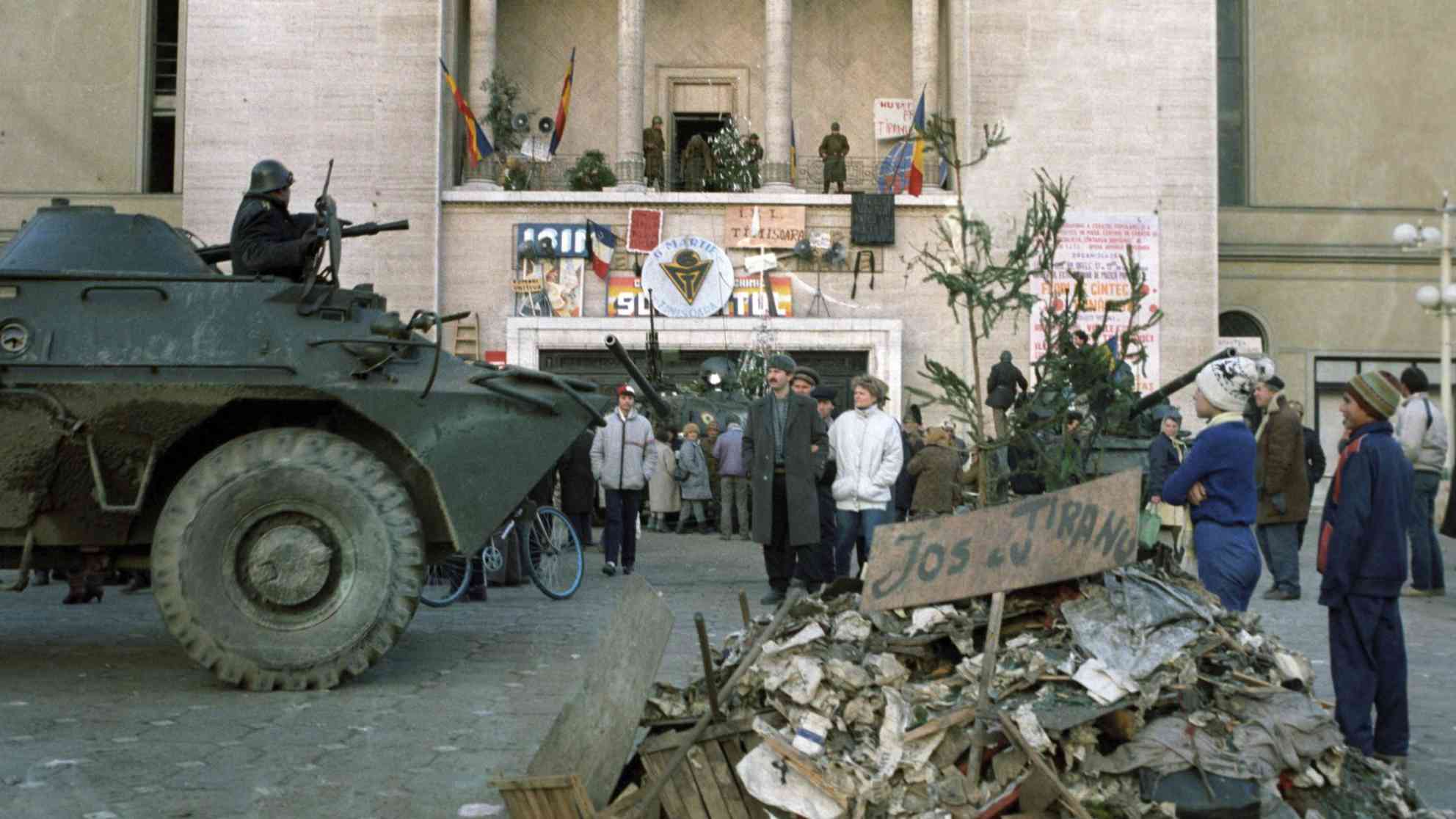 Panzer und Überreste der schweren Kämpfe in Temesvar. Die Hinrichtung des Diktators Ceausescu und seiner Ehefrau am 25.12.1989 hat in Rumänien große Befriedigung, aber keinen Jubel ausgelöst. Foto: picture alliance