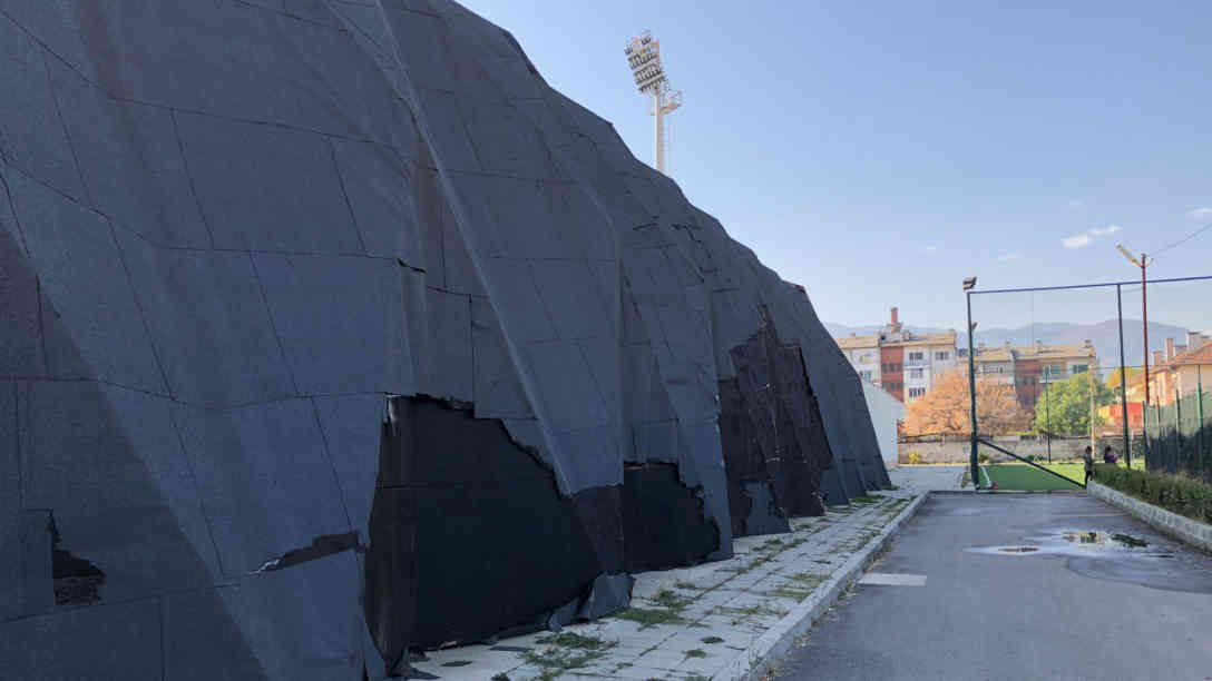 Die Außenwand des Stadions ist hohl, porös und voller Löcher. Foto: BR | Andrea Beer