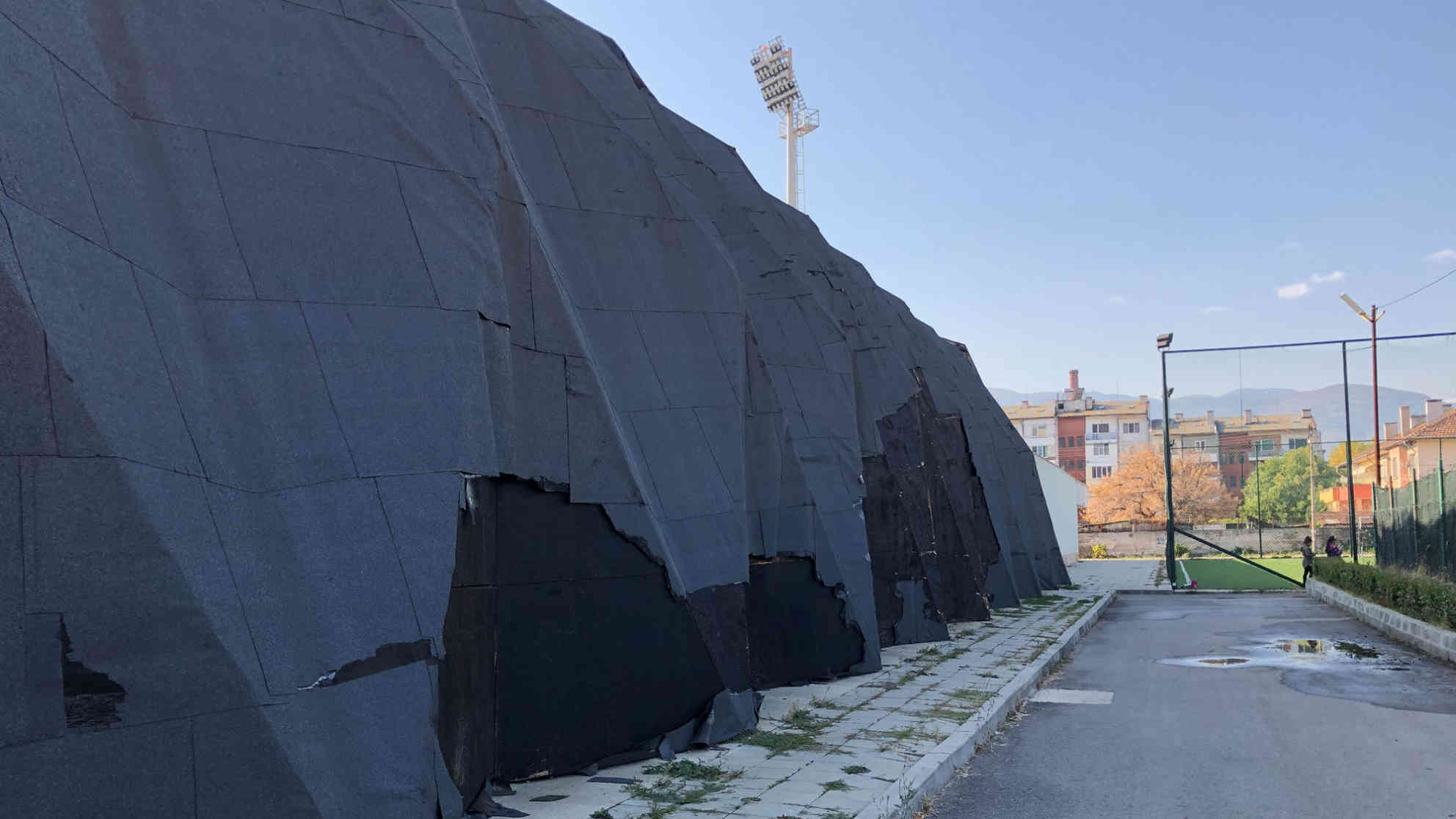 Die Außenwand des Stadions ist hohl, porös und voller Löcher. Foto: BR | Andrea Beer