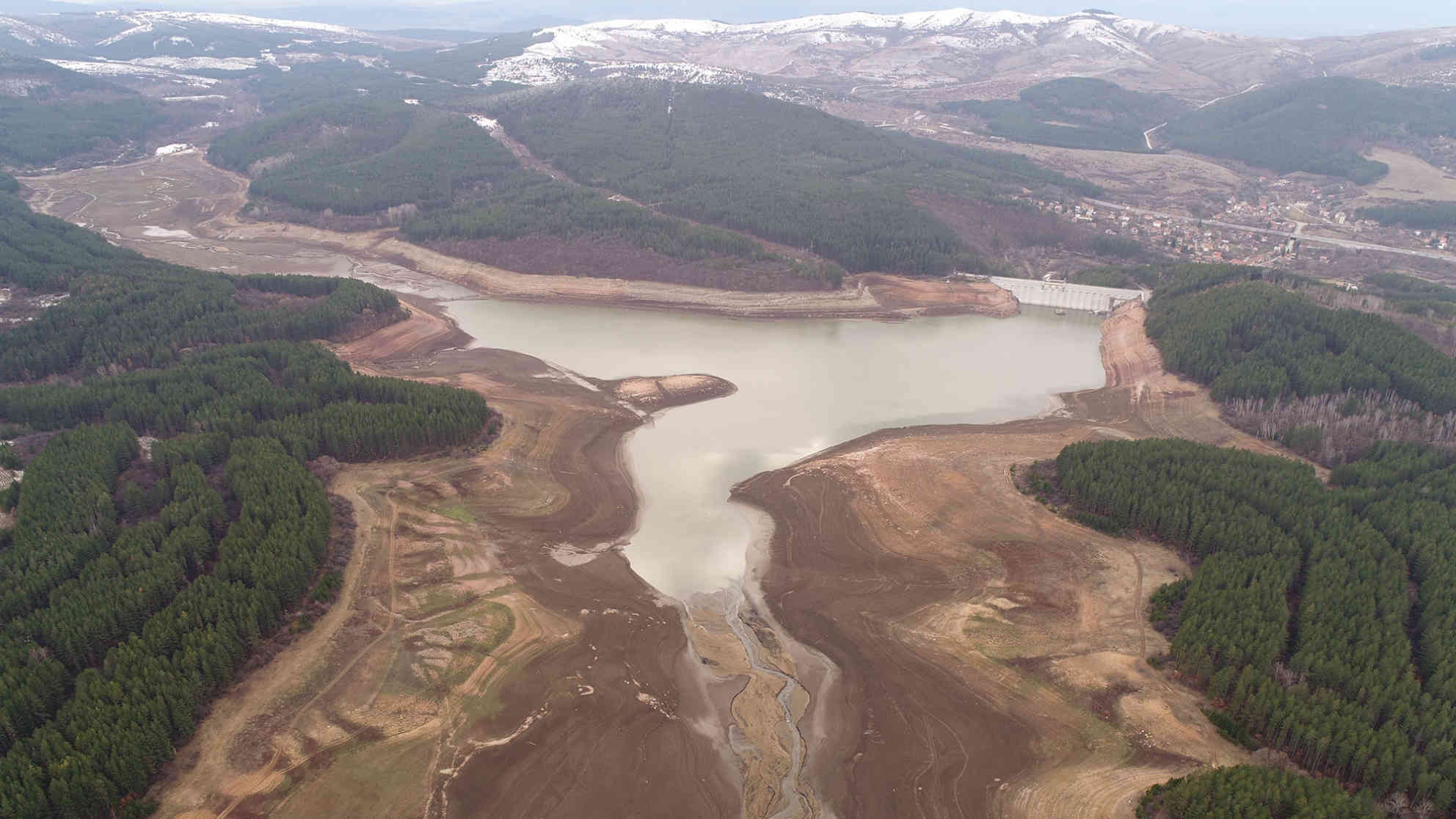Der Stausee Studena ist praktisch leer und schmutzig. Die Gründe dafür sind umstritten. Foto: Martin Metodiev