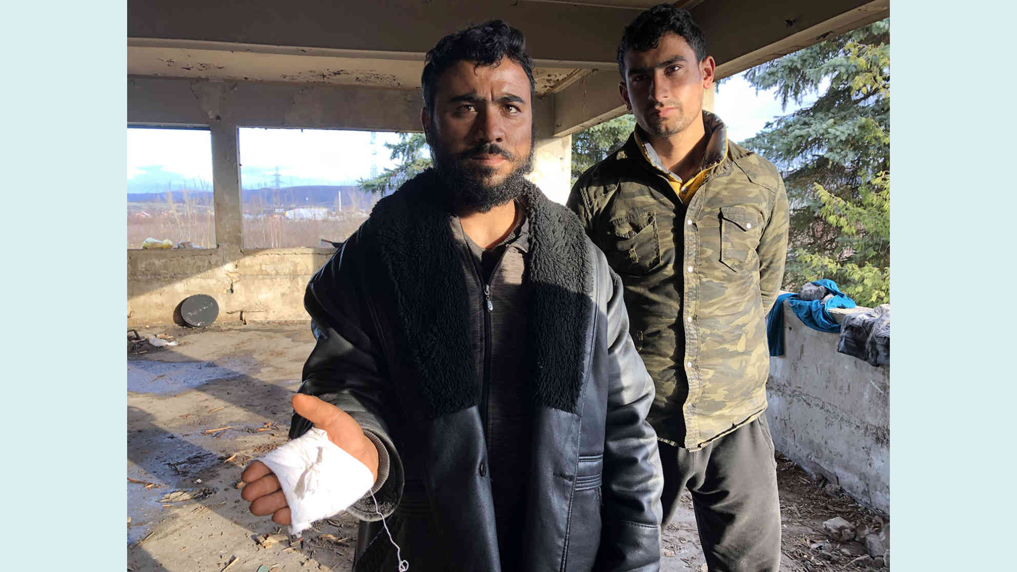 Zwei Flüchtende in einer verlassenen Fabrik in Bihac (Nordwest-Bosnien) erzählen uns von Push-Backs durch die kroatische Polizei. Sie berichten von Gewalt und zeigen uns Verletzungen. Foto: BR | Andrea Beer