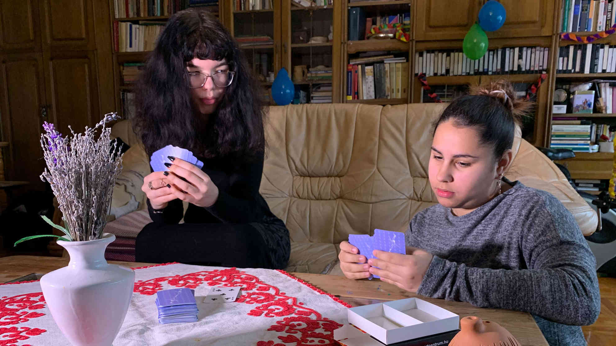 Nelly (rechts) mit ihrer Schwester Lilly. Foto: BR | Christian Limpert