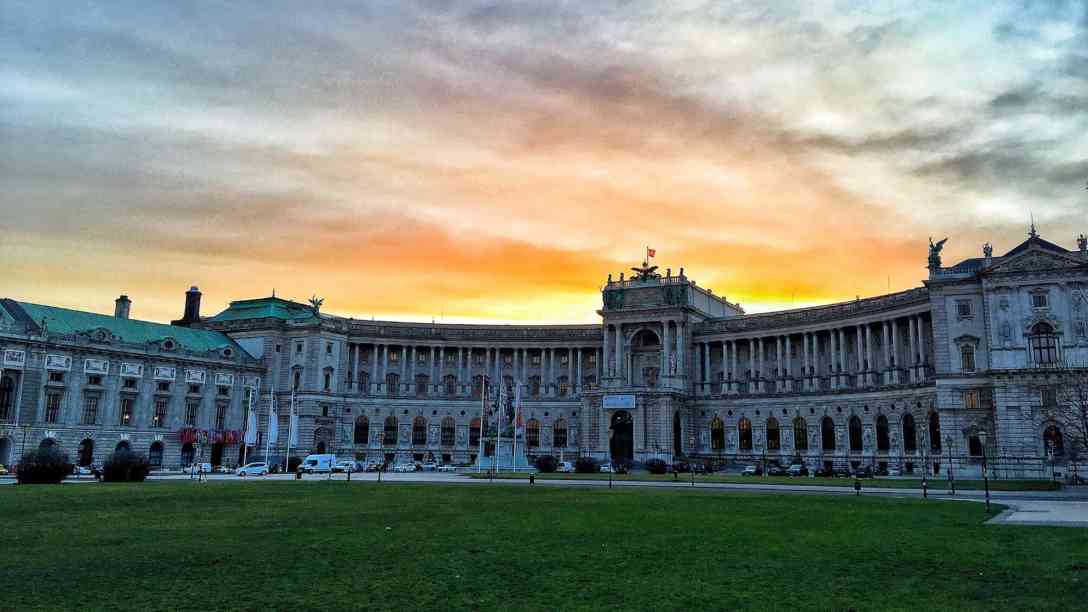 Abendlicher Hot-Spot während der Ballsaison - die Wiener Hofburg. Foto: BR | Michael Mandlik