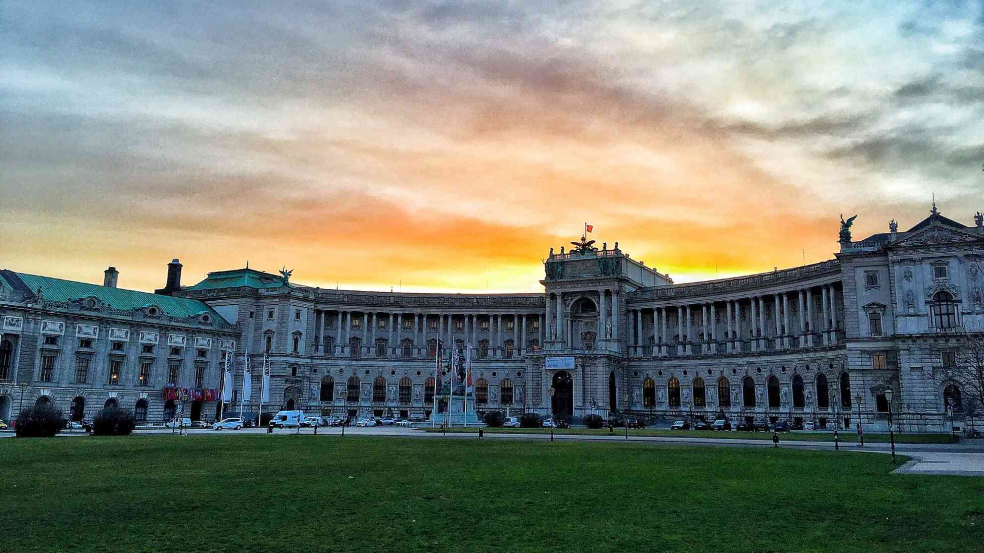 Abendlicher Hot-Spot während der Ballsaison - die Wiener Hofburg. Foto: BR | Michael Mandlik