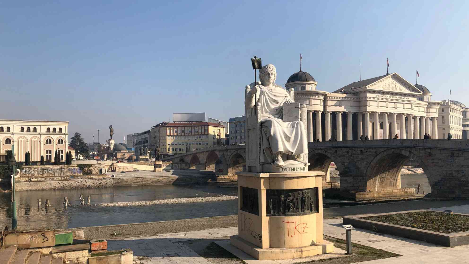 Skopje, die Hauptstadt Nordmazedoniens, gibt sich prunkvoll, aber immer mehr Menschen verlassen das Land auf der Suche nach Arbeit Richtung Deutschland. Foto: BR | Bajram Schabani