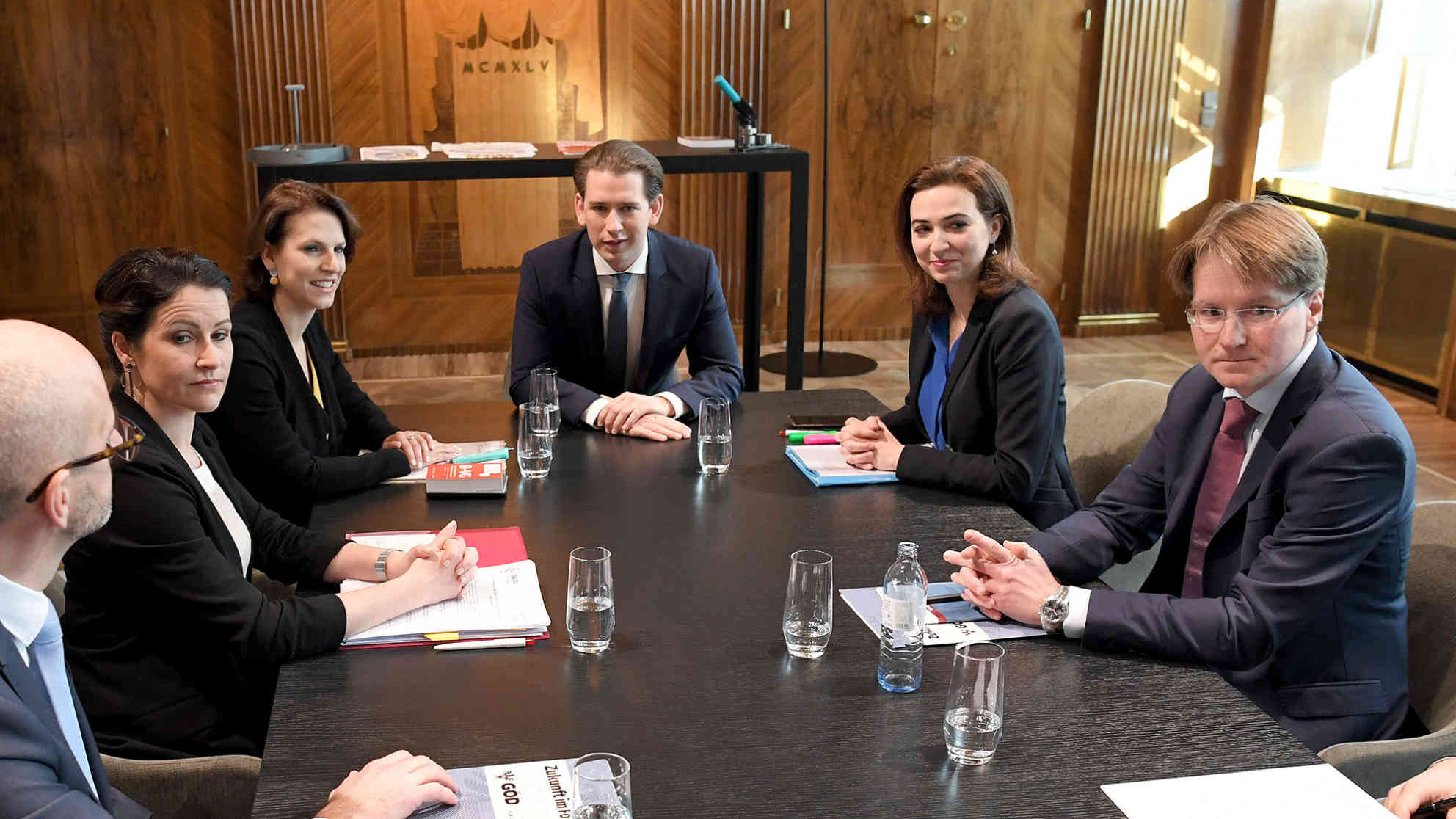 Bundeskanzler Sebastian Kurz (ÖVP, 4.v.l.) und Justizministerin Alma Zadic (Die Grünen, 5.v.l.) im Rahmen einer Aussprache mit der Standesvertretung der Staatsanwälte am Montag, 10. Februar 2020, in Wien. Foto: picture alliance | APA | picturedesk.com