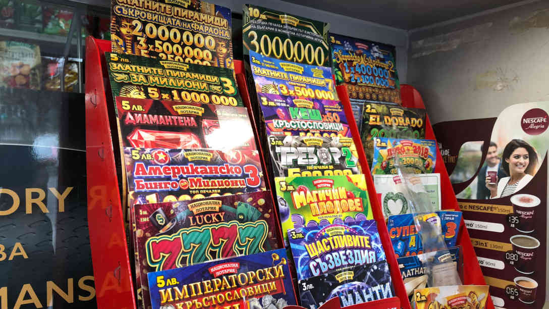 Eine Woche nach der Verstaatlichung der privaten Nationallotterie stehen die Scheine ihrer unzähligen Spiele immer noch am Kiosk, doch niemand mehr kauft sie. Foto: BR | Ekaterina Popova