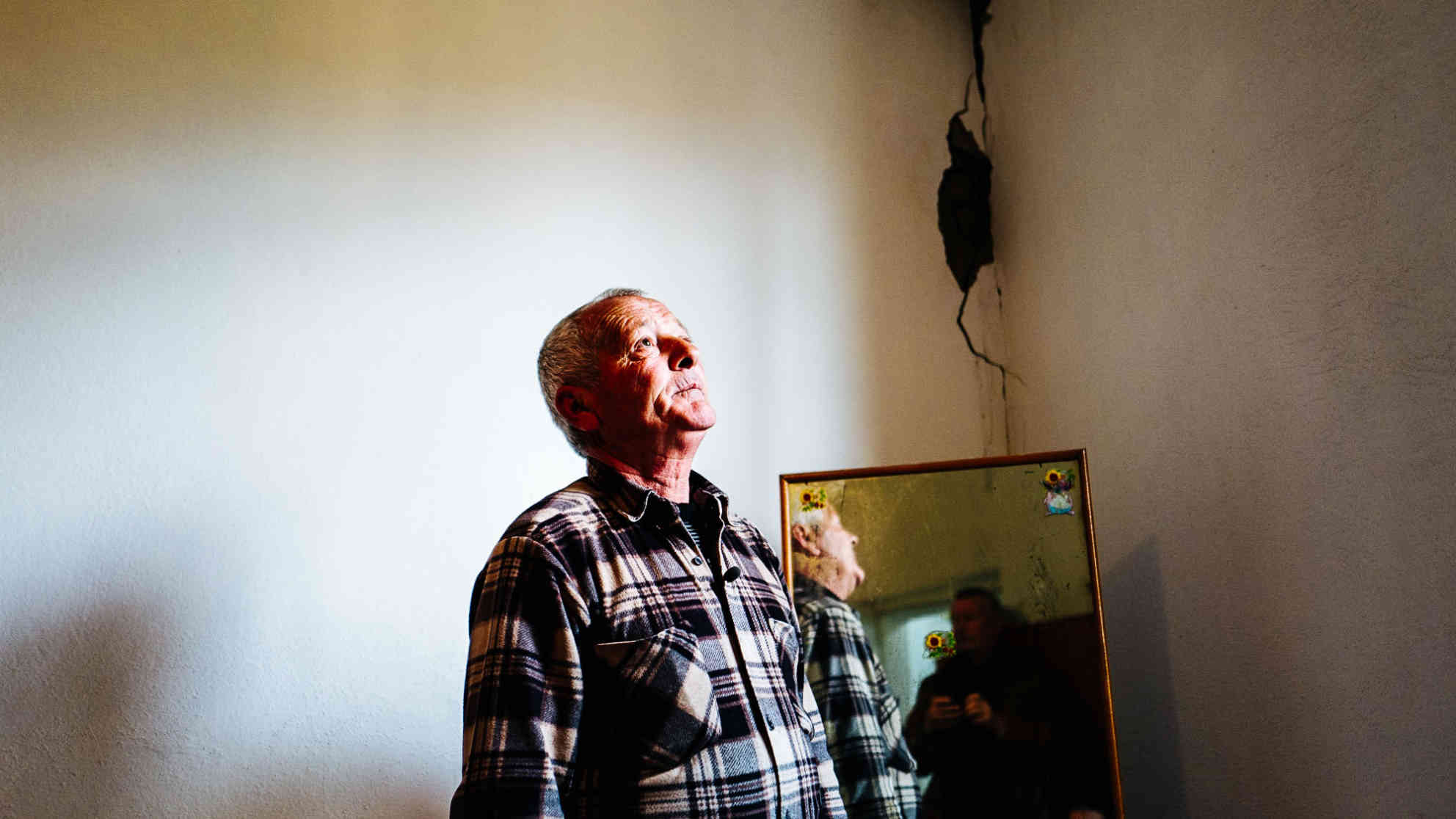 Landwirt Ymer Cenja (60) betritt sein Wohnhaus nur wenn es unbedingt sein muss. Es ist einsturzgefährdet. Foto: BR | Srdjan Govedarica