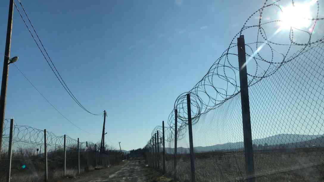 Ein 20 Kilometer langer Stacheldrahtzaun trennt einen Abschnitt der nordmazedonischen Südgrenze zum EU-Mitgliedsstaat Griechenland. Foto: BR | Clemens Verenkotte