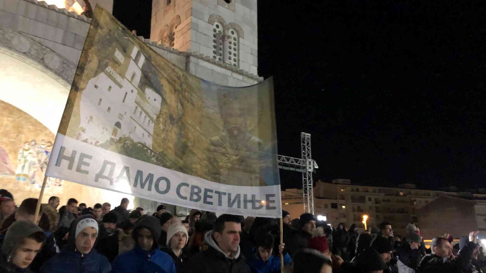 'Wir geben unserer Heiligtümer nicht her' steht auf dem Transparent. Es ist die einzige Forderung die auf dem Marsch durch Podgorica erhoben wird. Foto: BR | Andrea Beer