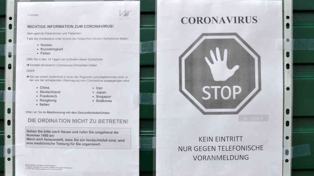 Informationen zum Coronavirus von der Wiener Ärztekammer an der Tür einer Arztpraxis in Wien. Foto: BR | Karin Straka