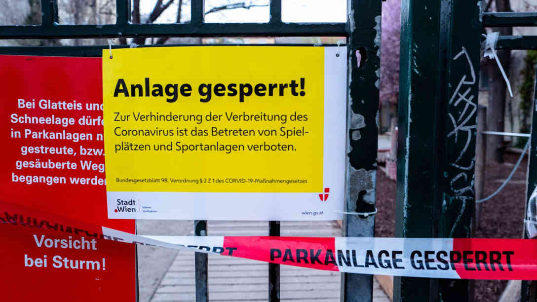 Viele Parks und Spielplätze in Wien sind gesperrt. Sonst gilt im öffentlichen Raum die Regel: Mindestens einen Meter Abstand halten. Foto: BR | Srdjan Govedarica