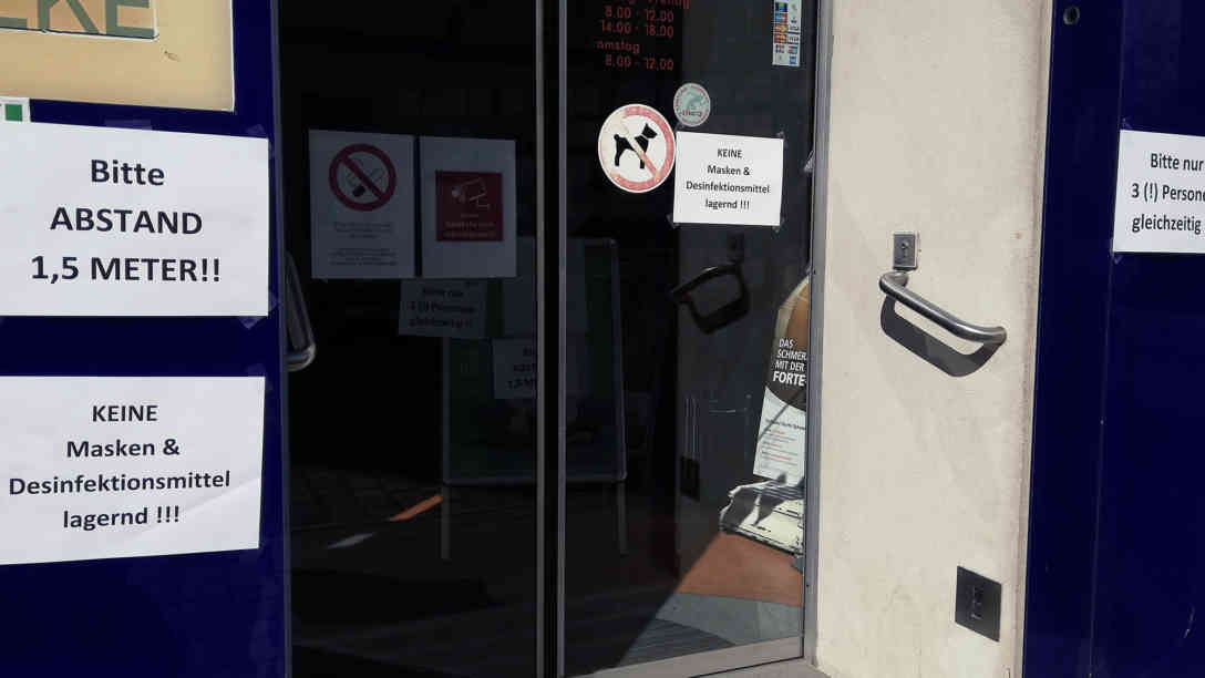 Mit Schildern weist diese Apotheke in Wien auf Verhaltensregeln hin. Foto: BR | Florian Lachinger