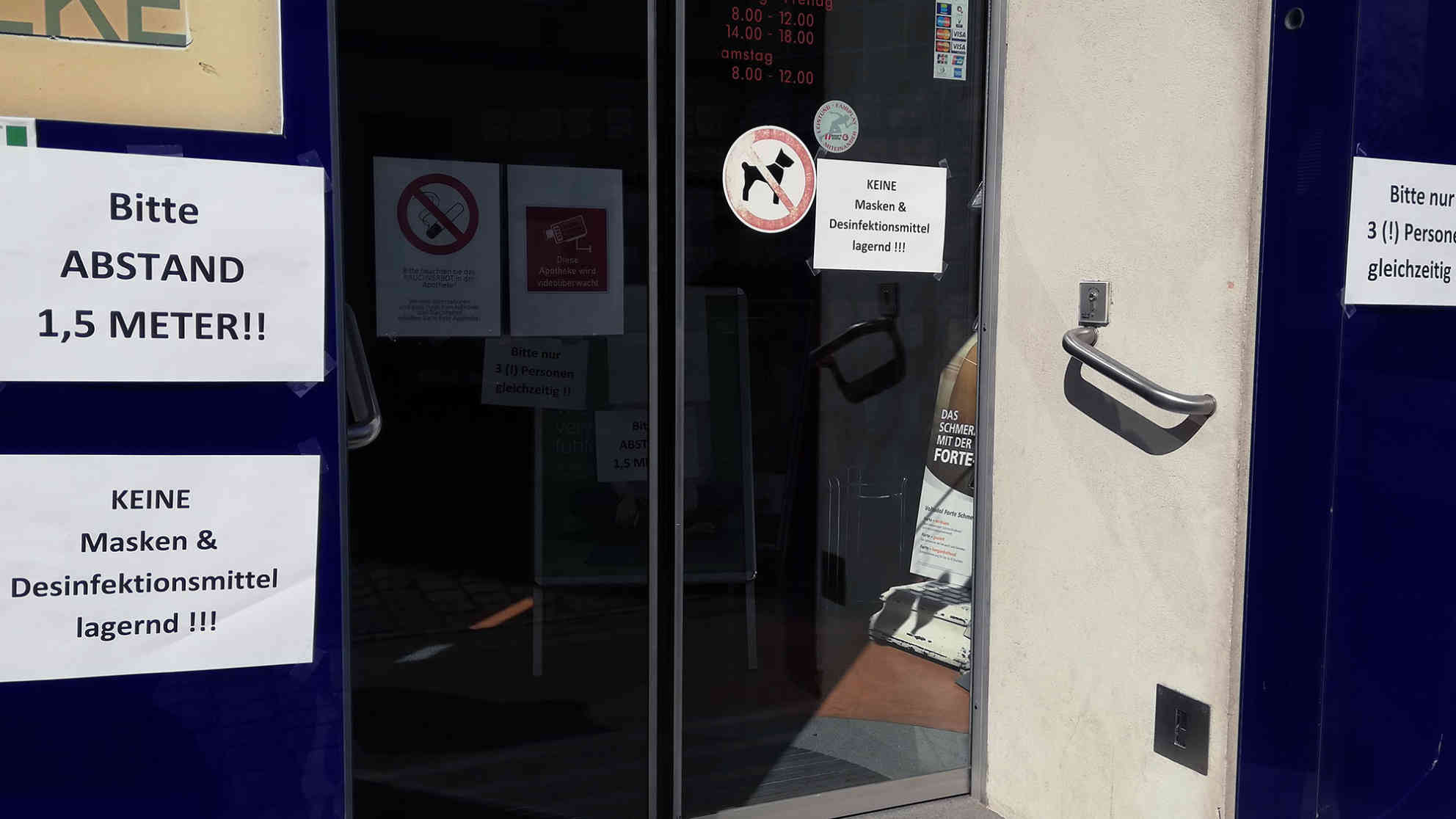 Mit Schildern weist diese Apotheke in Wien auf Verhaltensregeln hin. Foto: BR | Florian Lachinger