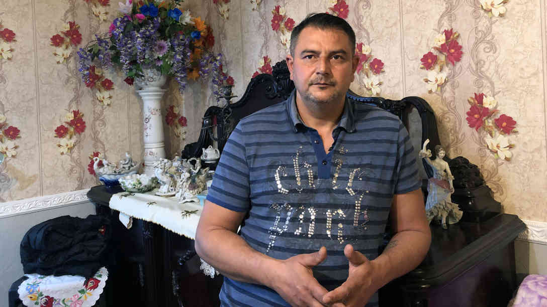 Geza Csemer, Präsident der Roma Selbstverwaltung in Gyöngyöspata, erhielt anonyme Morddrohungen. So etwas hätte nicht passieren dürfen. Das Berufungsgericht habe entschieden, dass die Kinder die Entschädigungssumme erhalten sollten. Foto: BR | Clemens Verenkotte