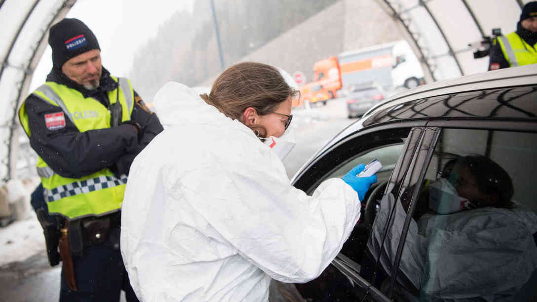 10.03.2020, Österreich, Gries Am Brenner: Eine Ärztin führt an einer Kontrollstelle auf der Brennerautobahn A13 Fieberkontrollen bei aus Italien kommenden Reisenden durch. Foto: picture alliance/Matthias Balk/dpa