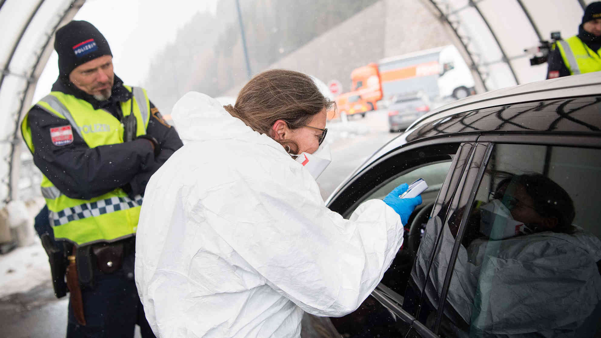 10.03.2020, Österreich, Gries Am Brenner: Eine Ärztin führt an einer Kontrollstelle auf der Brennerautobahn A13 Fieberkontrollen bei aus Italien kommenden Reisenden durch. Foto: picture alliance/Matthias Balk/dpa