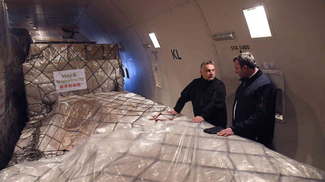 Viktor Orban begutachtet am 24.03.2020 Hilfslieferungen aus China im Kampf gegen das Coronavirus. Foto: picture-alliance | Photoshot