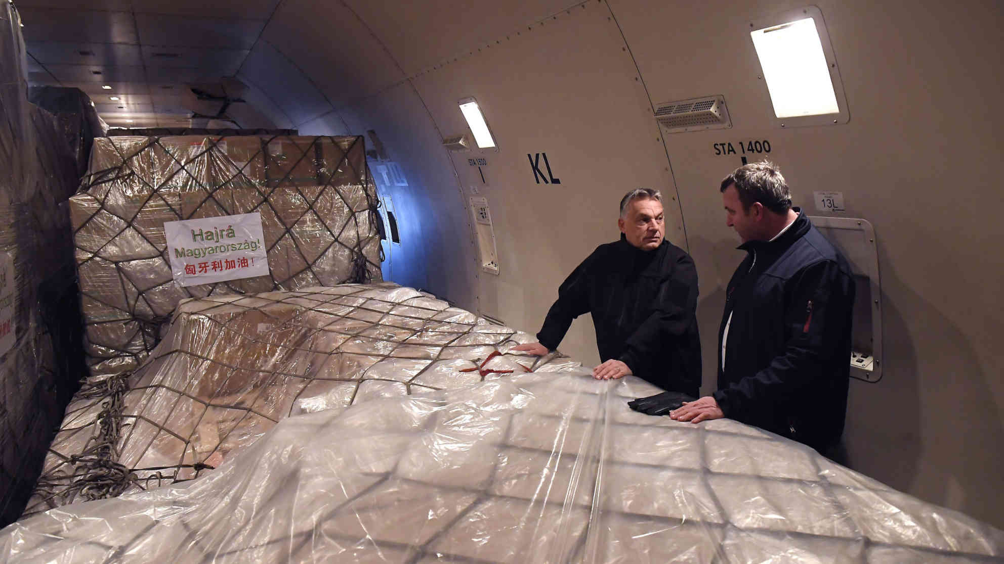 Viktor Orban begutachtet am 24.03.2020 Hilfslieferungen aus China im Kampf gegen das Coronavirus. Foto: picture-alliance | Photoshot