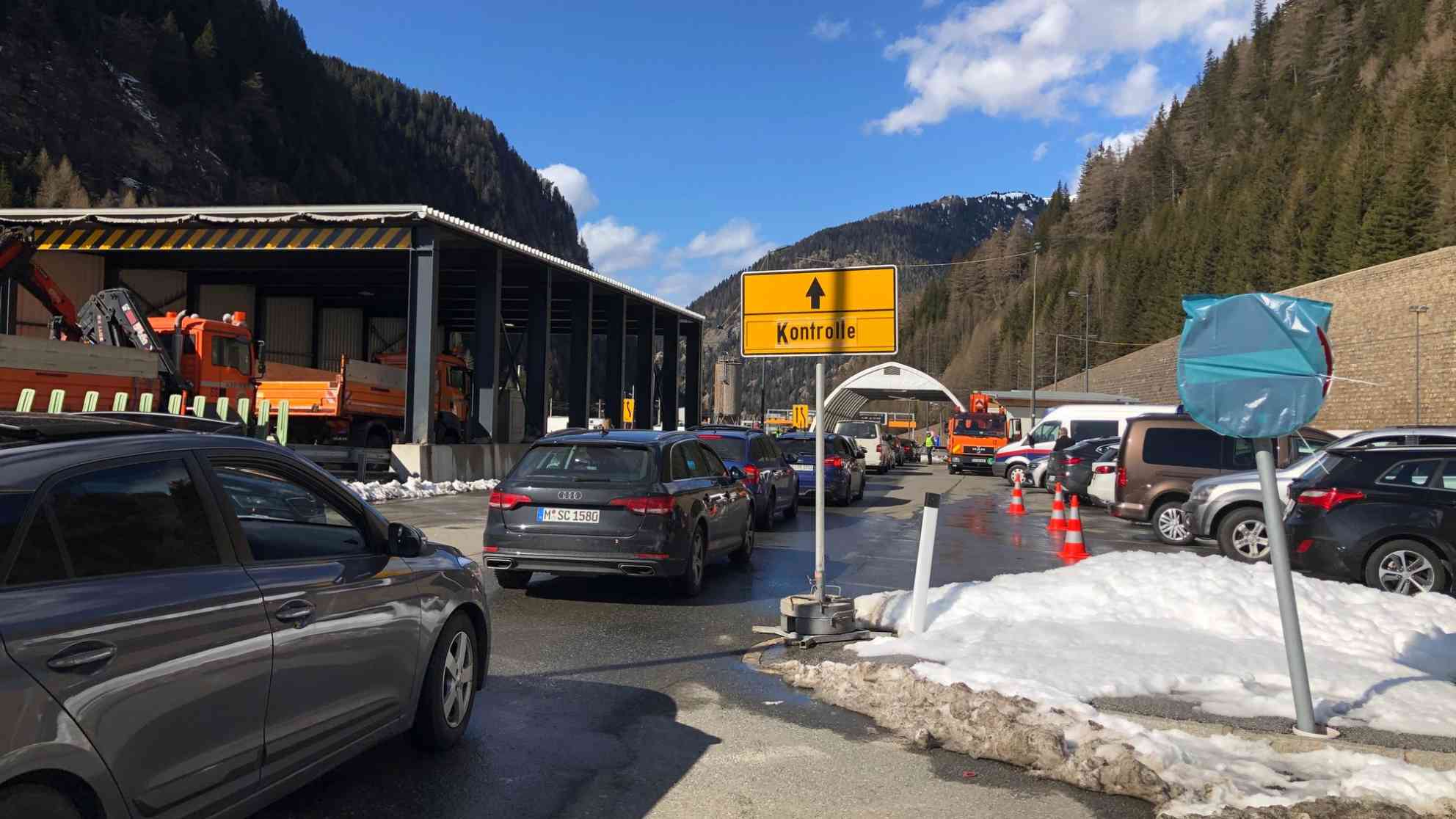 Wie angekündigt beginnen die Grenzkontrollen am Brennerpass am 11. März 2020 gegen 13 Uhr.  Prinzipiell gilt seitdem ein Einreiseverbot nach Österreich für alle, die aus Italien kommen. Doch es gibt Ausnahmen. Foto: BR | Srdjan Govedarica