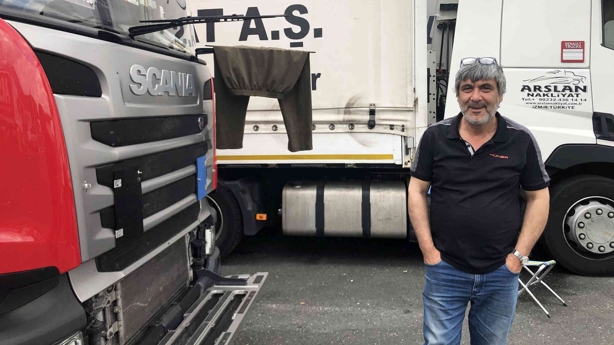 Hushid Yildirim hat am Walserberg gewaschen und trocknet seine Hose am Scheibenwischer seines LKWs. Foto: BR | Andrea Beer