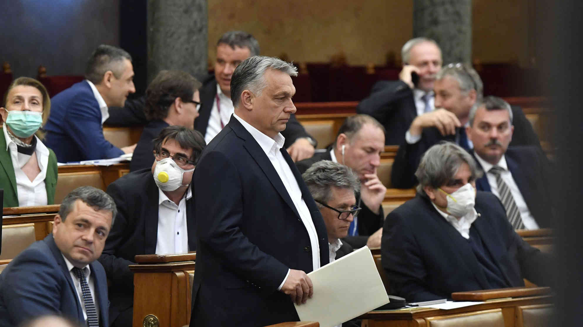 30.03.2020, Ungarn, Budapest: Viktor Orban (M), Ministerpräsident von Ungarn, kommt zu einer Plenarsitzung des ungarischen Parlaments. Foto: dpa-Bildfunk