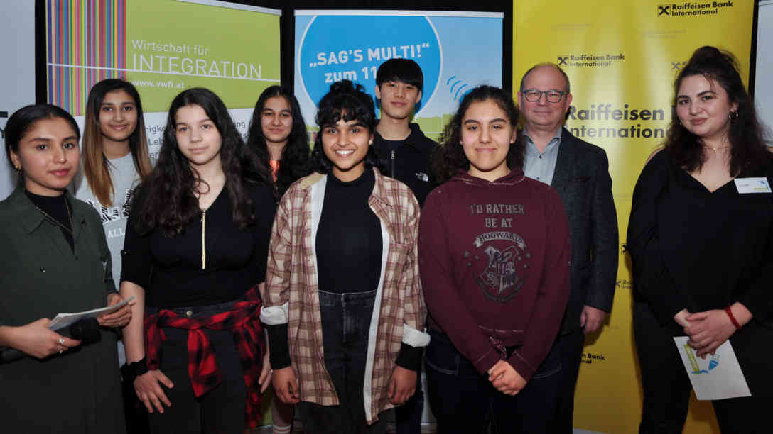 Die glücklichen GewinnerInnen der 10. Regionalrunde von 'Sag’s Multi!'. Jasdeep Bilg (Punjabi, 2.v.l.), Martina Filipovic (BKS, Bosnisch), Raghad Alhenesh (Arabisch), Angeli Prettner (Malayalam), Minsik Kim (Koreanisch) und Seymanur Celebi (Türkisch). Foto: BR | Karin Straka