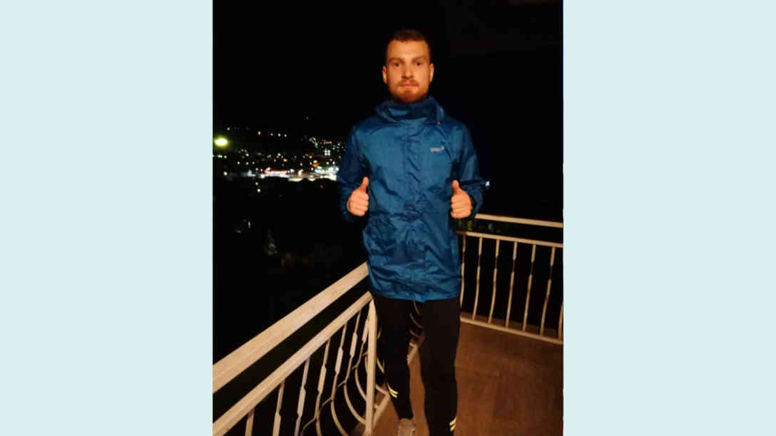 Emir Hastor trainiert für den Halbmarathonlauf auf seinem Balkon Foto: Emir Hastor