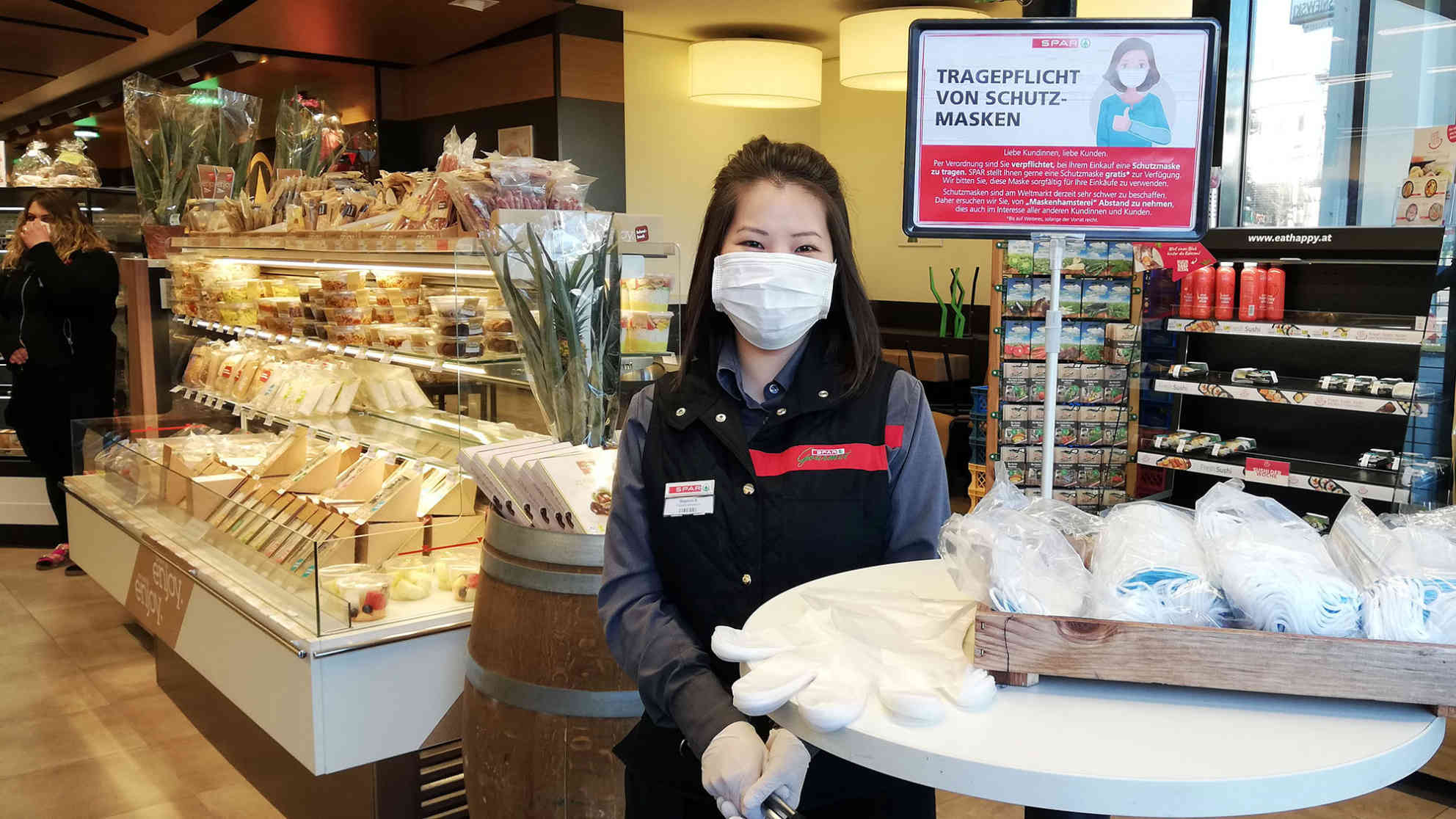 Spätestens ab Montag, den 6. April 2020, müssen die KundInnen von Lebensmittelläden und Drogerien in Österreich, mit einer Verkaufsfläche von mehr als 400 Quadratmetern, einen Mund-Nasen-Schutz tragen. Foto: BR | Florian Lachinger
