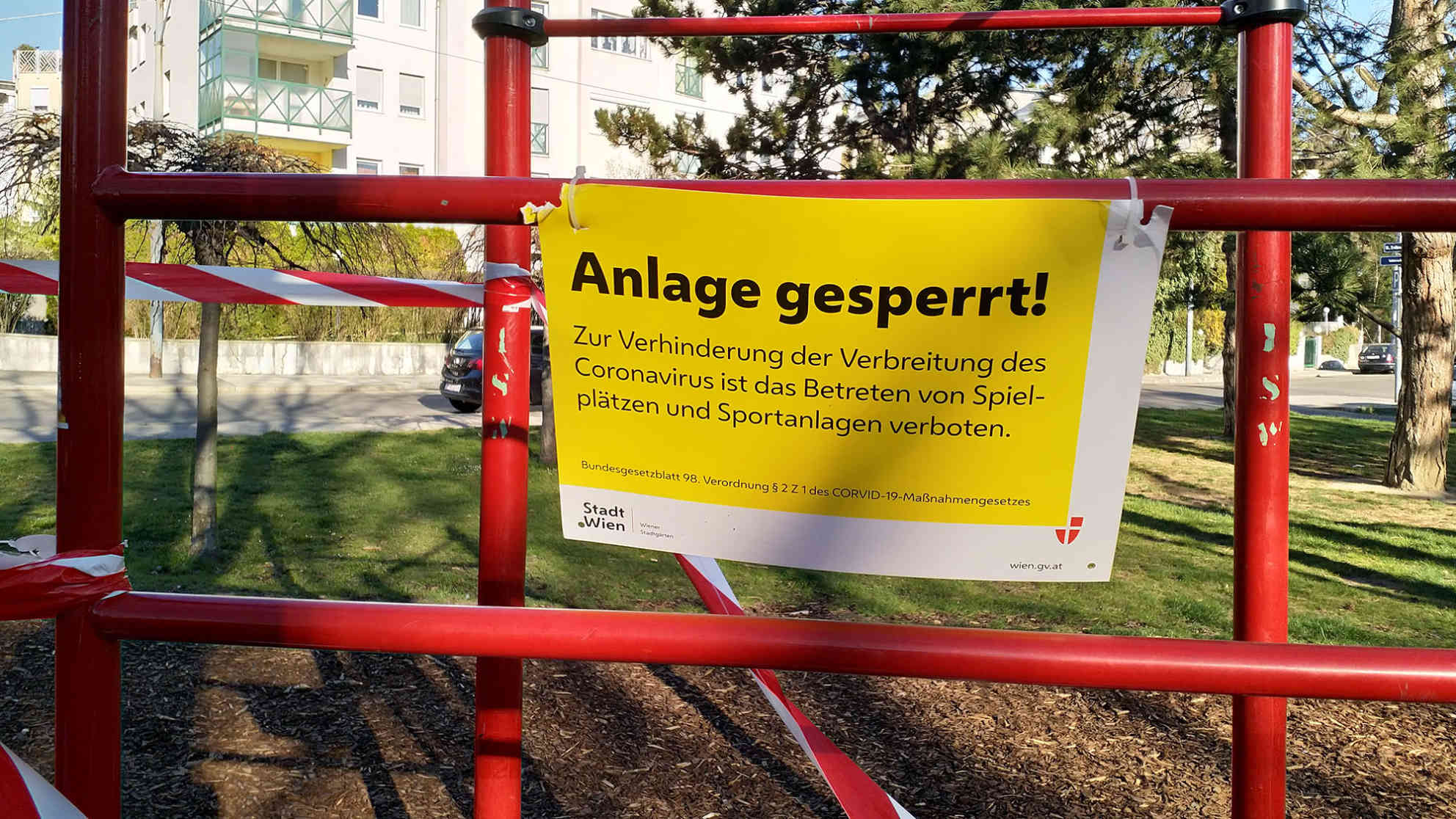 Die Benutzung von Spielplätzen und Sportanlagen ist aufgrund des Coronavirus weiterhin untersagt. Zumindest bis Ende Juni 2020 gibt es in Österreich auch keine öffentlichen Veranstaltungen. Foto: BR | Karin Straka