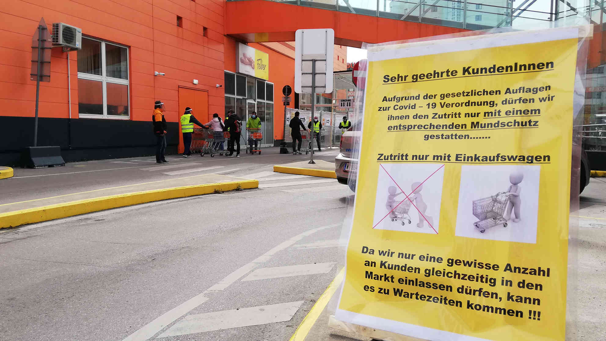 Der Ansturm auf Baumärkte und Gartencenter, die unabhängig von ihrer Größe seit heute (14.04.2020) ebenfalls wieder geöffnet sein dürfen, ist teilweise sehr groß. Foto: BR | Florian Lachinger