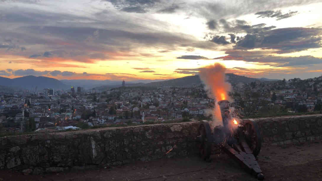 Die sogenannte Iftar-Kanone in Sarajevo läutet das Fastenbrechen während des Ramadan ein. Foto: BR | Eldina Jasarevic