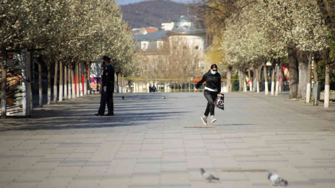 Eine Frau läuft über die gesperrte Mutter Theresa Straße. Foto: BR | Besnik Hamiti