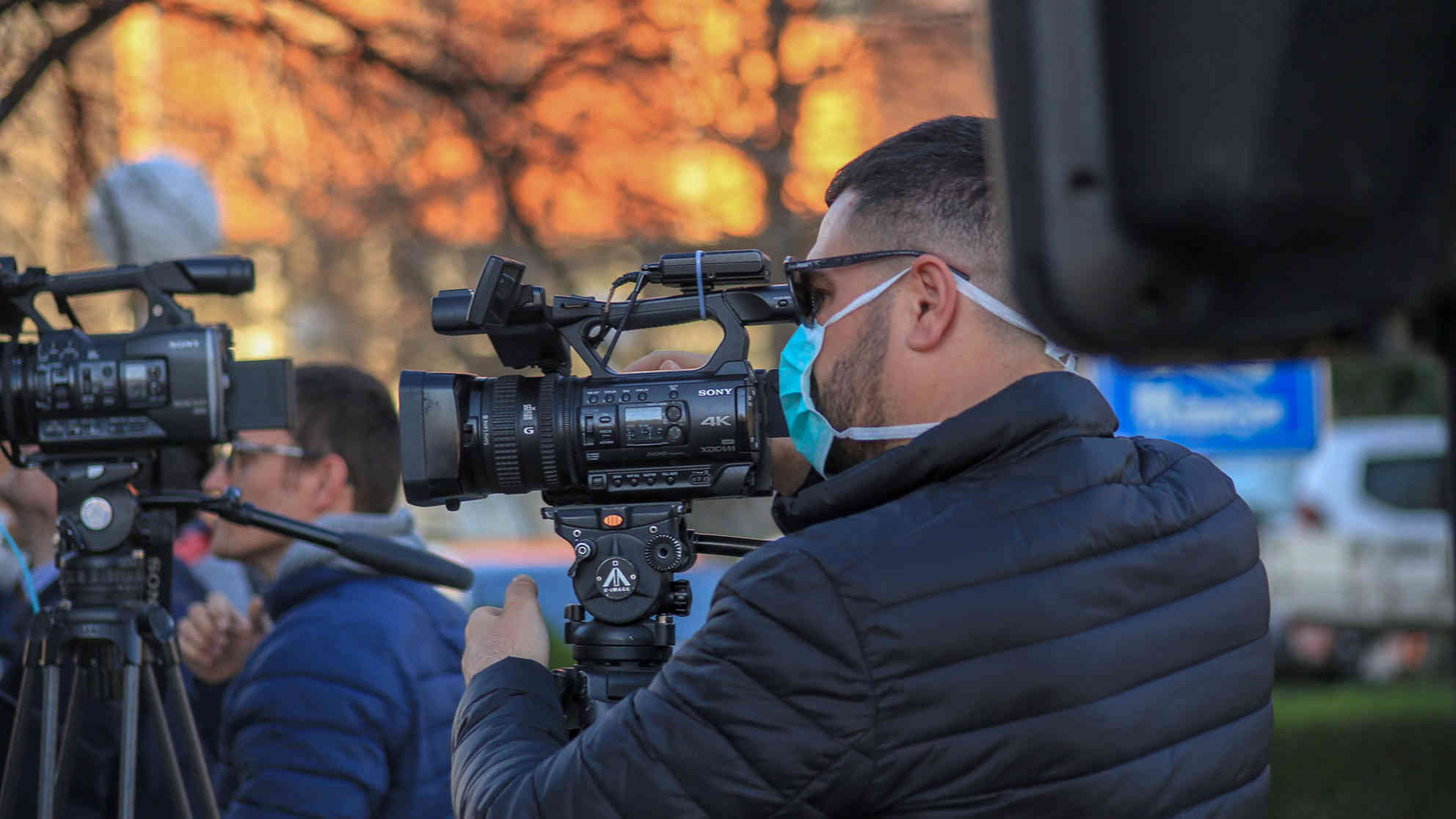 Pressekonferenzen finden im Kosovo zur Zeit unter freiem Himmel statt. Foto: BR | Besnik Hamiti